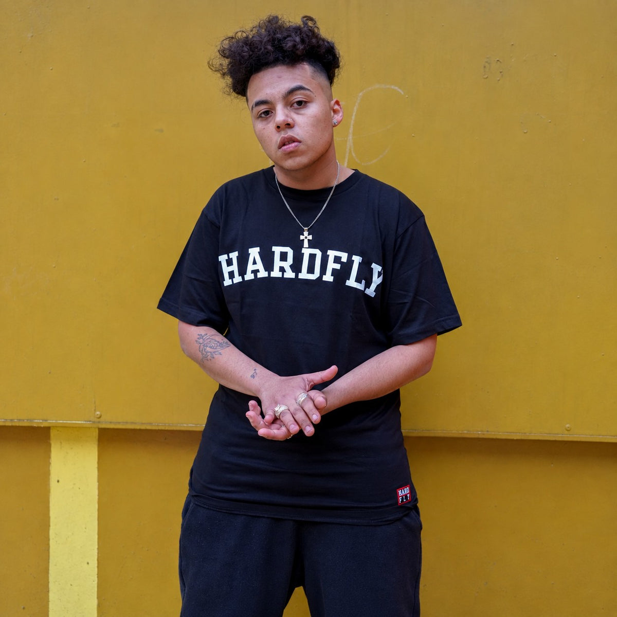 Polera HARDFLY College – Negra