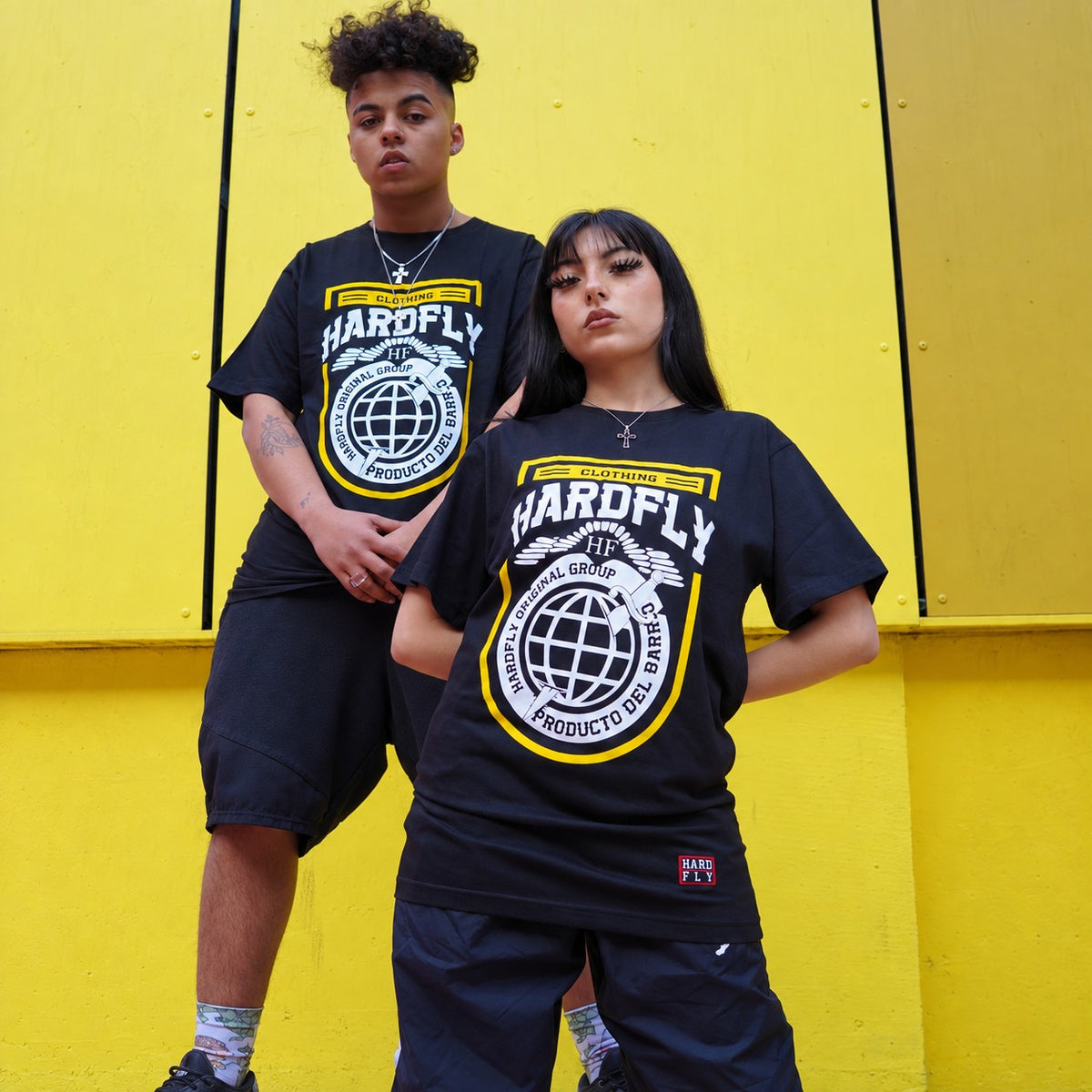 Polera Escudo Producto del Barrio – Negra