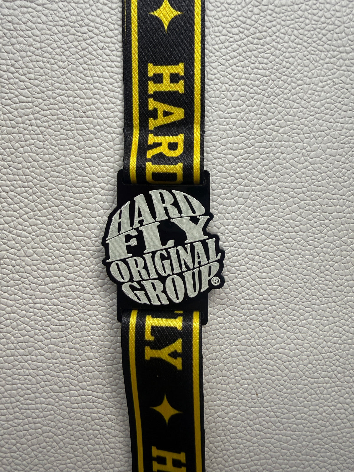 Lanyard HARDFLY – Negro/Amarillo