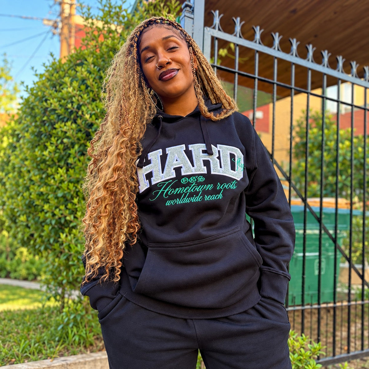 Hoodie HARD Hometown Roots – Negro